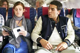 Im Flugzeug muss sich Lena (Josefine Preu&szlig;) mit Cem (Elyas M&rsquo;Barek) eine Sitzreihe teilen.