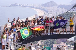 Von K&ouml;ln-Chorweiler auf den Zuckerhut: Brasilianische Sch&uuml;lerinnen und Sch&uuml;ler mit ihren deutschen Austauschsch&uuml;lern vor der Kulisse Rios und den Traumstr&auml;nden der Stadt.
