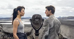 Olga Kurylenko (Julia), Tom Cruise (Jack Harper).