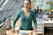 Lissys Assistentin Anna (Jasmin Wagner) und Lissy sind ein eingespieltes Team.