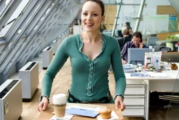 Lissys Assistentin Anna (Jasmin Wagner) und Lissy sind ein eingespieltes Team.