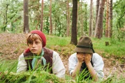 Kasperl (Hans Marquardt) und Seppel (Benedikt Jenke) haben einen listigen Plan ausgeheckt.
