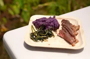 Rindersteaks mit S&uuml;&szlig;kartoffelp&uuml;ree, das mit sahnigem Frischk&auml;se verfeinert wird, sind ein fester Bestandteil des hawaiianischen Speiseplans.