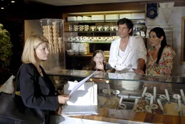 Lissy macht unmissverst&auml;ndlich klar, dass die Gelateria auf Vordermann gebracht werden muss. v.l.n.r.: Lissy (Annette Frier), Nina (Amber Bongard), Fabio (Pasquale Aleardi), Giulia (Gaia Casanova)