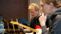 Gitarrist Kuddel und Produzent Vince Sorg feilen an einer Songidee.