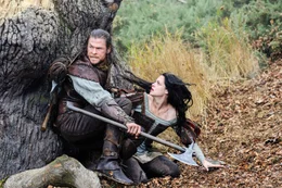 Chris Hemsworth (Huntsman), Kristen Stewart (Snow White).