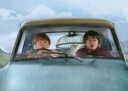 Obwohl urpl&ouml;tzlich ein Hauself bei Harry (Daniel Radcliffe, r.) erscheint, um ihn vor einer Verschw&ouml;rung zu warnen und davon abzuhalten, zu Hogwarts zur&uuml;ckzukehren, macht er sich gemeinsam mit seinem Freund Ron (Rupert Grint, l.) im einem "geliehenen" Auto zur Zauberschule auf ...