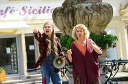 Charlie (Michaela May) hat sich von Ava (Hannah Schiller) &uuml;berzeugen lassen, dass gegen den Wasserausverkauf in Lauterbronn protestiert werden muss.