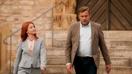 Die Beratung von Julia Roland (Karoline Schuch) ist Martin Sommer (Sebastian Bezzel) durchaus willkommen.