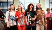 Sie waren freizügig, wild und bunt - die 70er Jahre. Und dieses besondere Lebensgefühl spiegelt sich auch in den großen Musik-Hits von damals wider, die uns über die Jahrzehnte bis heute begleitet haben. Evergreens von ABBAs "Dancing Queen" über "Ma Baker" von Boney M. und den Udo Lindenberg-Klassiker "Andrea Doria" bis hin zu bekannten Schlagern à la "Immer wieder sonntags" von Cindy und Bert oder liedgewordene Provokationen wie "Bobby Brown" vom "Enfant terrible" der 70er Jahre, Frank Zappa - hier sind alle Hits vertreten. - Die schwedische Popgruppe ABBA, v.l.n.r. Björn Ulvaeus, Agnetha Fältskog, Anni-Frid Lyngstad und Benny Andersson bei einem Auftritt in der Fernsehshow "Am laufenden Band" (Februar 1978) Sie waren freizügig, wild und bunt - die 70er Jahre. Und dieses besondere Lebensgefühl spiegelt sich auch in den großen Musik-Hits von damals wider, die uns über die Jahrzehnte bis heute begleitet haben. Evergreens von ABBAs "Dancing Queen" über "Ma Baker" von Boney M. und den Udo Lindenberg-Klassiker "Andrea Doria" bis hin zu bekannten Schlagern à la "Immer wieder sonntags" von Cindy und Bert oder liedgewordene Provokationen wie "Bobby Brown" vom "Enfant terrible" der 70er Jahre, Frank Zappa - hier sind alle Hits vertreten. - Die schwedische Popgruppe ABBA, v.l.n.r. Björn Ulvaeus, Agnetha Fältskog, Anni-Frid Lyngstad und Benny Andersson bei einem Auftritt in der Fernsehshow "Am laufenden Band" (Februar 1978)