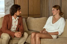 W&auml;hrend ihres letzten Treffens mit Nick Bali (Joseph Gordon-Levitt), vor dessen Abreise, offenbart Penelope Vardakis (Shailene Woodley) noch einige interessante Details.