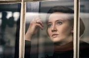 Margot (Anna Maria Mühe) sieht ins Werk, eine Sekretärin hat eine Nachricht für sie. Margot (Anna Maria Mühe) sieht ins Werk, eine Sekretärin hat eine Nachricht für sie.
