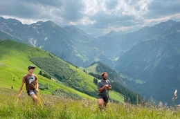 Viehhirte Patrick Schuster und Kleinhirte Roman Vogler auf der Alpe Ein&ouml;dsberg auf dem Grat. Weiteres Bildmaterial finden Sie unter www.br-foto.de.