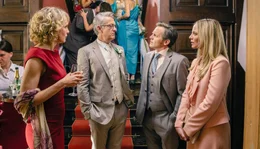 Der intrigante Kollege Dennis (Johannes Zirner, 2. v. re.) stellt Hajo (Dominic Raacke) und Eva (Juliane K&ouml;hler) seine Frau Verena (Sandra Koltai) vor.