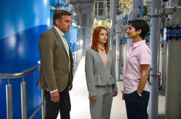Amira K&ouml;nig (Neda Rahmanian) leitet das &ouml;rtliche Wasserwerk und erkl&auml;rt Martin (Sebastian Bezzel) und Julia (Karoline Schuch), dass gen&uuml;gend Grundwasser f&uuml;r den Deal mit PureAque vorhanden ist.