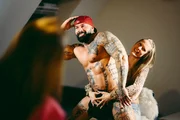 Leif (34) zieht sich aus für Geld, er performt als Stripper in Clubs oder privat. Für ihn gibt es eine klare Grenze: der Intimbereich ist Tabuzone. Leif ist kein Callboy, er ist Stripper. Leif (34) zieht sich aus für Geld, er performt als Stripper in Clubs oder privat. Für ihn gibt es eine klare Grenze: der Intimbereich ist Tabuzone. Leif ist kein Callboy, er ist Stripper.