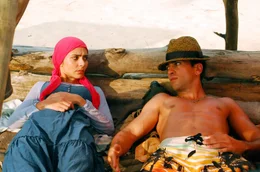 Yağmur (Pegah Ferydoni) und Cem (Elyas M&rsquo;Barek) f&uuml;hren ein ernstes Schwester-Bruder-Gespr&auml;ch.