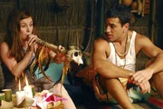 Lena (Josefine Preu&szlig;) und Cem (Elyas M&rsquo;Barek) machen sich mit den Gebr&auml;uchen der Eingeborenen vertraut.