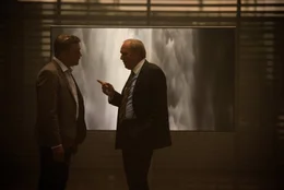 Auf dem Flur der Berlin Zentrale. Dr. Rainer Gebhard (Ulrich Tukur, rechts) droht Martin Sommer  (Sebastian Bezzel) mit einer Klage.