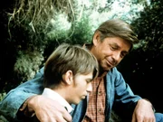 Jim-Bob (David W. Harper, l.) gr&uuml;belt, ob er Prediger werden soll. Sein Vater John (Ralph Waite, r.) schildert ihm seine Auffassung von Religiosit&auml;t.