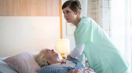 Pflegerin Dana Kowalzczyk (Maria Magdalena Wardzinska, re.) k&uuml;mmert sich um Frau Schiller (Monika Barth)