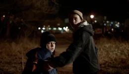 Felix (Camillie Moltzen) wird mit seinem Bruder Robin (Philip G&uuml;nsch) erwischt, wie sie Kartoffeln an eine Fensterscheibe geschmissen haben.