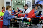 Sibylla Bernhardt (Mandy Neukirchner, liegend), liegt nach einem Sportunfall seit drei Jahren im Wachkoma. Ihre Betreuerin Lydia Wagner (Angelina H&auml;ntsch, 2. von links) hatte mit ihr zu Hause einen kleinen Unfall und nun musste die Not&auml;rztin (Caren Seifert, links) sie in die Sachsenklinik einliefern. Schwester Ulrike (Anita Vulesica, rechts) und Hans-Peter Brenner (Michael Trischan) nehmen sie entgegen.