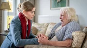 Mia (Milena Tscharntke, li.) versucht von der Heimbewohnerin Frau Schiller (Monika Barth) Informationen zu erhalten.