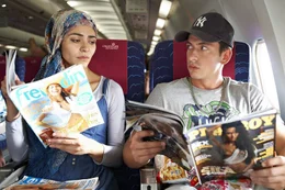 Die streng religi&ouml;se Yagmur &Ouml;zt&uuml;rk (Pegah Ferydoni) und der stotternde Grieche Costa Papavassilou (Arnel Taci) treffen im Flugzeug das erste Mal aufeinander.