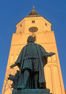 Seit &uuml;ber 350 Jahren ber&uuml;hren Kirchenliedtexte von Paul Gerhardt Menschen auf der ganzen Welt. Voller Poesie und Wortgewalt geben sie Zuversicht in schweren Zeiten. Dabei hatte der ber&uuml;hmte Theologe selbst ein Leben voller Schicksalsschl&auml;ge. Was sagen uns seine Liedtexte heute? K&ouml;nnen sie immer noch in Krisenzeiten helfen? Eine Entdeckungsreise zu Paul Gerhardt von Berlin nach L&uuml;bben. - Paul-Gerhardt-Denkmal in L&uuml;bben