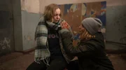 Anna (Tanja Wedhorn, re.) findet ihre Tochter Larissa (Paula Hartmann, li.).