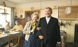 L-R: Franz Eberhofer (Sebastian Bezzel), Oma Eberhofer (Enzi Fuchs), Paul (Branko Samarovski).