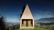 Modern und doch traditionsbewusst: Eine Kapelle, gebaut aus Holz, in Salgenreute bei Krumbach.