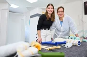 Yvonne Willicks (r) testet zusammen mit Malerin Anna H&uuml;llner Farben und Rollen aus verschiedenen Preissegmenten und Anbietern. Welche Produkte &uuml;berzeugen die Vize-Europameisterin im Maler- und Lackiererhandwerk?