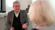 Zum 80. Jubil&auml;um der DEFA besucht Filmjournalist Knut Elstermann das traditionsreiche Studiogel&auml;nde und trifft Gespr&auml;chspartner:innen die Filmgeschichte in der DDR geschrieben haben. Darunter die Schauspielerin Jutta Wachowiak, die Kost&uuml;mbildnerin Christiane Dorst, die Regisseure Rainer Simon und Peter Kahane. Mit seinen G&auml;sten zeigt er die Orte, an denen diese oft legend&auml;ren Filme entstanden. - Filmjournalist Knut Elstermann