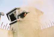 Auf Station B ist eine scharfe Bombe aufgetaucht. Walter hat alles versucht, um die Bombe au&szlig;er Reichweite zu bringen. Doch sie scheitert: Direkt &uuml;ber der Mauer geht die Bombe hoch - und legt Reutlitz in Schutt und Asche...