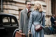 Julius Rosen (Rafi Guessous) und Ulla Wolf (Elisa Schlott) begr&uuml;&szlig;en sich auf der Stra&szlig;e vor Ullas Hotel.