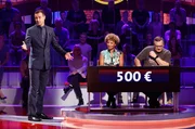 Moderator Kai Pflaume (l.) und seine Rateteam-Kapit&auml;ne Bernhard Ho&euml;cker und Elton (r.) begr&uuml;&szlig;en den Schauspieler Dieter Hallervorden und die Fernsehmoderatorin Arabella Kiesbauer (M.).