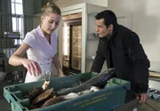 Der Fischer Brian O'Casey (Erol Sander) ist in einer Notsituation und bittet das Zimmerm&auml;dchen Lucy (Marisa Leonie Bach) um Hilfe.