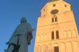 Seit &uuml;ber 350 Jahren ber&uuml;hren Kirchenliedtexte von Paul Gerhardt Menschen auf der ganzen Welt. Voller Poesie und Wortgewalt geben sie Zuversicht in schweren Zeiten. Dabei hatte der ber&uuml;hmte Theologe selbst ein Leben voller Schicksalsschl&auml;ge. Was sagen uns seine Liedtexte heute? K&ouml;nnen sie immer noch in Krisenzeiten helfen? Eine Entdeckungsreise zu Paul Gerhardt von Berlin nach L&uuml;bben. - Paul-Gerhardt-Denkmal in L&uuml;bben