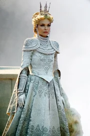 K&ouml;nigin Ingrith (Michelle Pfeiffer).