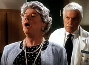 Tim (Tim Conway, l.) ist auf der Flucht vor der Polizei in Frauenkleidern ins Community General Hospital gefl&uuml;chtet und offenbart nun Mark (Dick Van Dyke, r.) seine wahre Identit&auml;t.