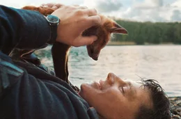 In der &bdquo;Der Fuchs&ldquo; von Autor und Regisseur Adrian Goiginger spielt Simon Morz&eacute; den Soldaten Franz, der Freundschaft bei einem jungen Fuchs findet.