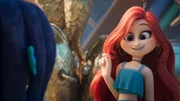 l-r: Ruby Gillman (Lana Condor, back to camera) und Chelsea (Annie Murphy