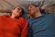 Isabelle (Ania Niedieck) und Dragan (Florian Thunemann) vers&ouml;hnen sich leidenschaftlich.
