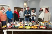 Wer futtert wie oft am Tag? Das werten Doc Esser (4.v.r.) und Ern&auml;hrungsexpertin Dr. Jon Chim Bai-Habelski (3.v.r.) mit dem Hospiz-Team aus.