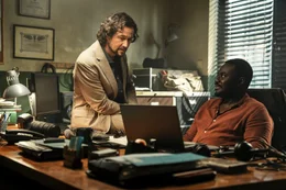 Nach anf&auml;nglichen Spannungen ermitteln Nick Bali (Joseph Gordon-Levitt, l.) und George Mensah (Babou Ceesay, r.) schlie&szlig;lich zusammen und tauschen ihre Informationen aus.