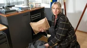 Anna Grawe (Tanja Wedhorn) findet in der Saunatasche ihrer Chefin einen dicken Umschlag.