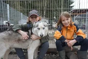 Kimik (10) lebt mit seiner Familie und 28 Sibirischen Huskys im Erzgebirge. Am liebsten ist er mit dem Hundeschlitten unterwegs und l&auml;sst sich von seinen Huskys durch die W&auml;lder ziehen. Leonie (10) spielt Akkordeon und wohnt auch im Erzgebirge. Jetzt tauschen die beiden f&uuml;r einige Wochen ihr Hobby. Wird Kimik, der eigentlich auf Hardrock steht, mit dem Akkordeon etwas anfangen k&ouml;nnen? Und kann Leonie die extrem lauffreudigen Schlittenhunde in den Griff bekommen? Einschalten. Staunen. Selber machen! Kimik (10) und Leonie (10) v.l.