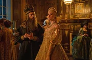 Archbishop (Adam Godley, l.), Catherine (Elle Fanning, r.)
